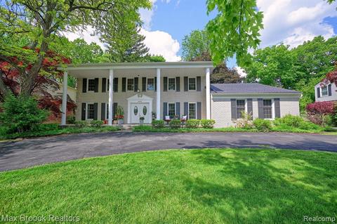 4926 Hardwoods Dr, West Bloomfield, MI 48323