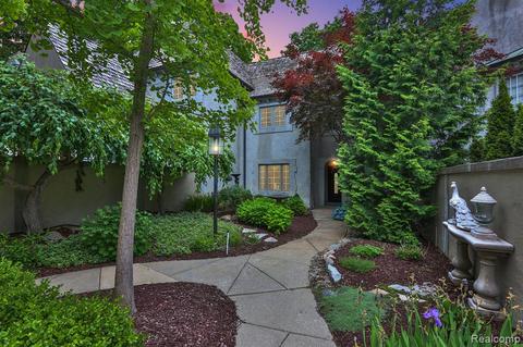 5467 Bristol Parke Dr, Clarkston, MI 48348