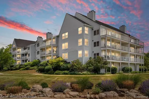 3565 Port Cove Dr #77, Waterford, MI 48328