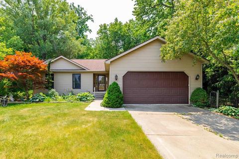 10410 Pinewood Dr, Goodrich, MI 48438