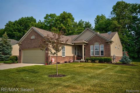 9172 Pine Valley Dr, Grand Blanc, MI 48439