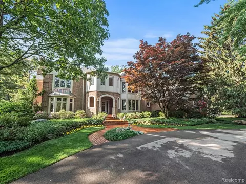 1239 Hidden Lake Dr, Bloomfield Hills, MI 48302