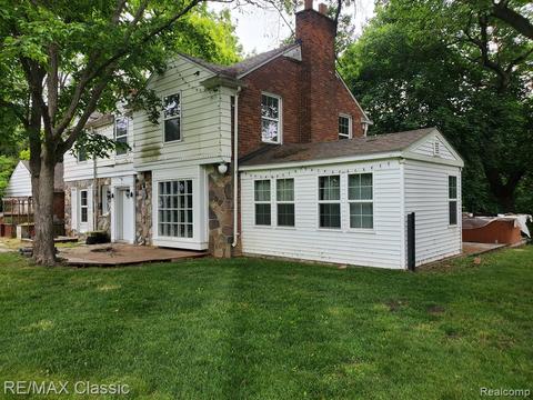 25240 Franklin Park Dr, Franklin, MI 48025