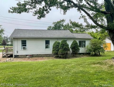 1074 Hanna Dr, Grand Blanc, MI 48439