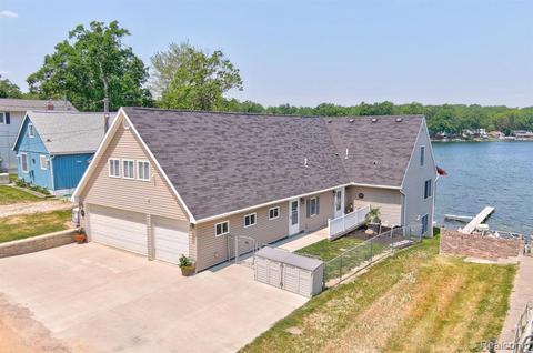 899 Lakeshore Dr, Columbiaville, MI 48421