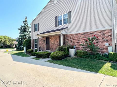 15804 N Franklin Dr, Clinton Township, MI 48038