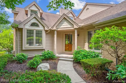 18381 Blue Heron Dr E #8, Northville, MI 48168