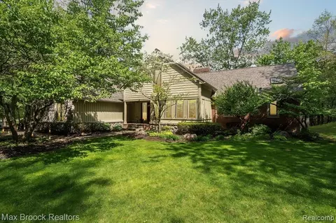 3361 Squirrel Rd, Bloomfield Hills, MI 48304
