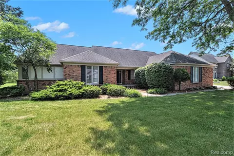 417 Oakbridge Dr, Rochester, MI 48306