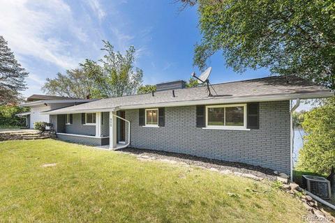 950 Abseguami Trl, Lake Orion, MI 48362