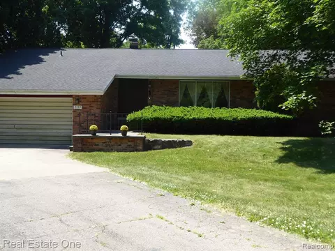 2779 W Wattles Rd, Troy, MI 48098