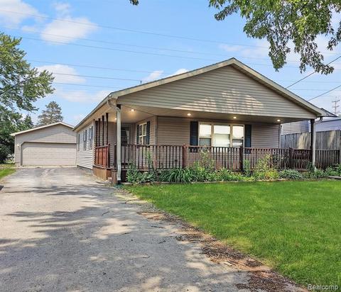 1022 W Costello St, Mount Morris, MI 48458