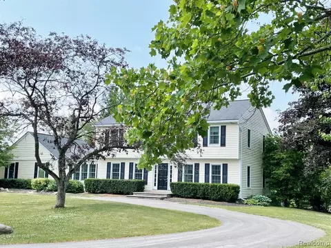 400 Lawrence Dr, Milford, MI 48381