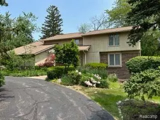 4611 Maura Ln, West Bloomfield, MI 48323