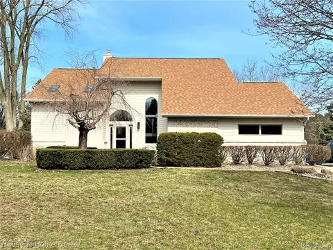 4261 Stison View Cts, White Lake, MI 48383