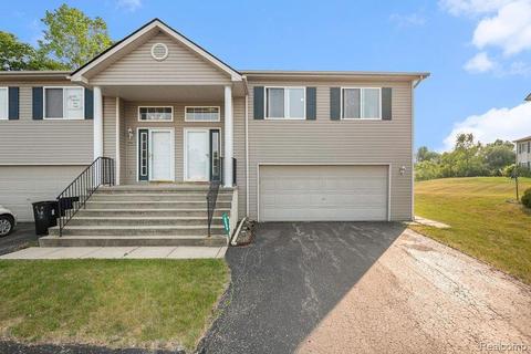 9549 Overlook Ct, Grand Blanc, MI 48439