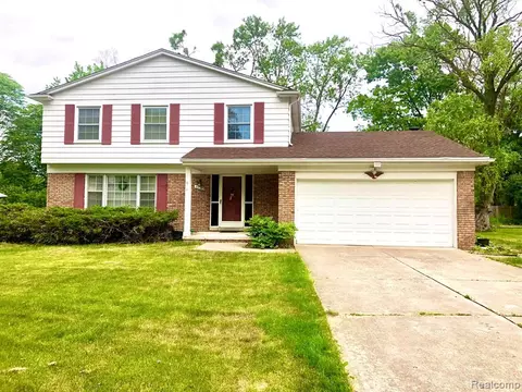 30289 Spring River Dr, Southfield, MI 48076