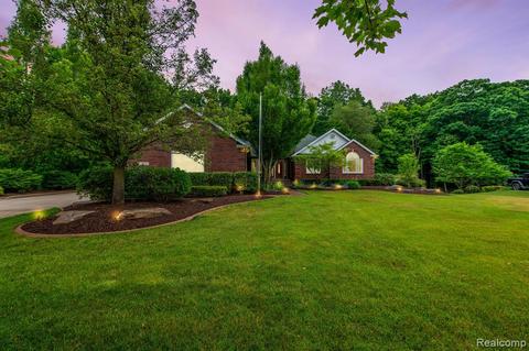 21106 Greenbriar Ln, South Lyon, MI 48178