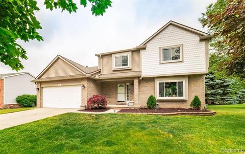 953 River Valley Dr, Lake Orion, MI 48362