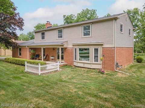 8114 Manchester Blvd, Grosse Ile, MI 48138