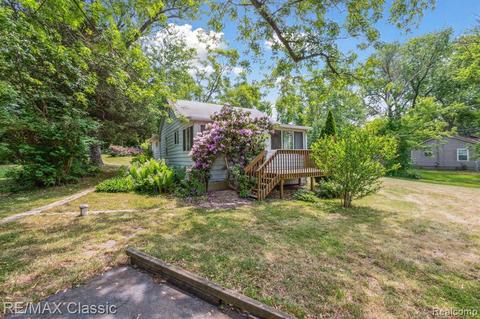 796 Charlton Blvd, White Lake, MI 48383