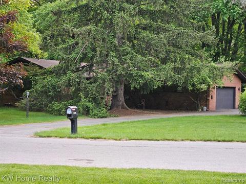24497 Mulberry Dr, Southfield, MI 48033