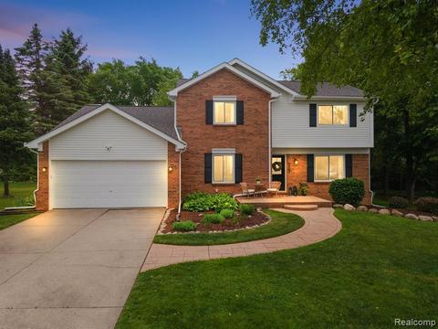 1007 Ridgeview Cir, Lake Orion, MI 48362