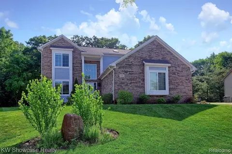 1558 Trace Hollow Dr, Commerce Twp, MI 48382