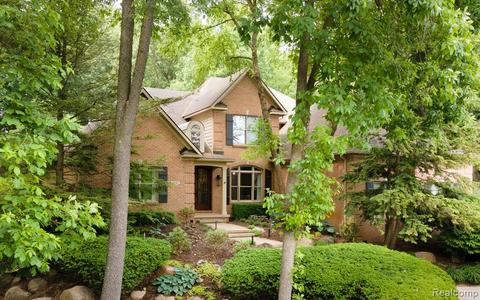 8941 Morning Mist Dr, Clarkston, MI 48348