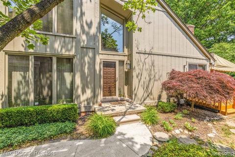 30424 Ramblewood Club Dr, Farmington Hills, MI 48331