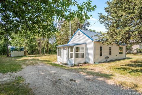 9262 Bennett Lake Rd, Fenton, MI 48430