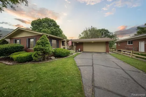 23204 Westbury St, Saint Clair Shores, MI 48080