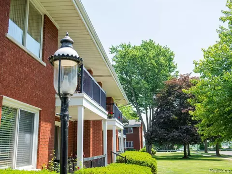 7520 Macomb St #6A, Grosse Ile, MI 48138