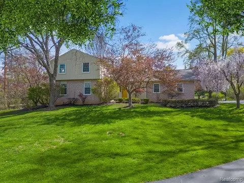4031 Pine Tree Trl, Bloomfield Hills, MI 48302