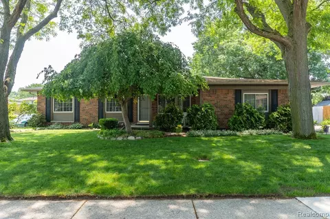 2258 Topaz Dr, Troy, MI 48085