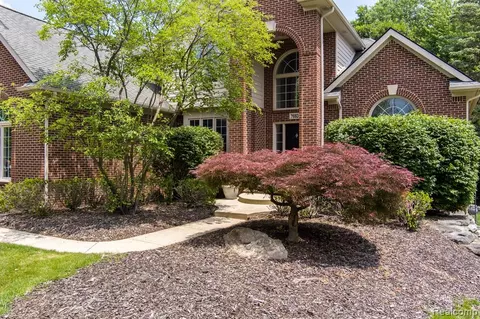 7693 Watford Dr, West Bloomfield, MI 48322