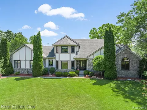10845 Aqua Ln, South Lyon, MI 48178