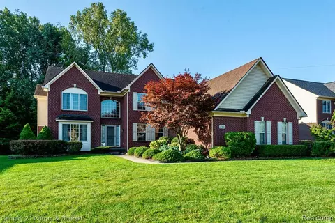 27283 Newberry Blvd, Flat Rock, MI 48134