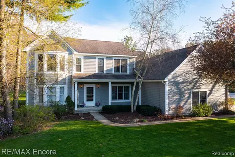 1083 Groveland Pines Dr, Ortonville, MI 48462