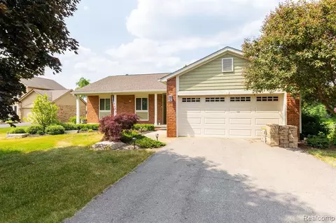 59584 Barkley Dr, New Hudson, MI 48165