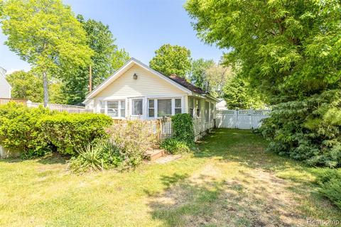 3678 Ferndale Dr, Fort Gratiot, MI 48059
