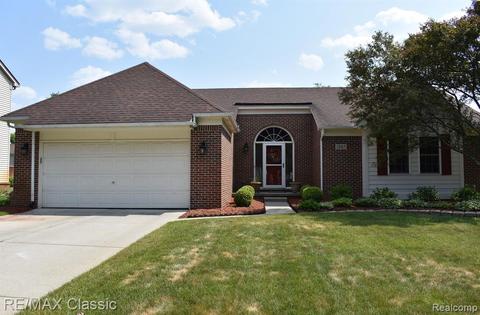 1885 Dorchester Dr, Commerce Twp, MI 48390