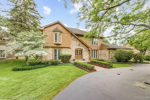 4418 Tanbark St, Bloomfield Hills, MI 48302
