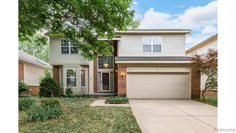 3163 Silverbrook Dr, Rochester, MI 48306
