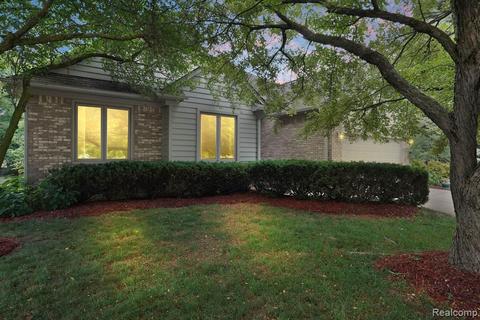 1099 Congress Dr, Troy, MI 48085