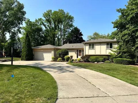 36638 Brittany Hill Crt Ct, Farmington, MI 48335