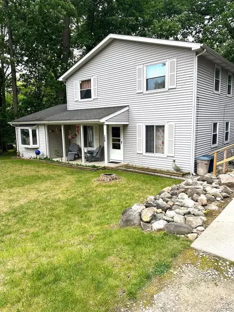 632 Lakeshore Dr, Columbiaville, MI 48421