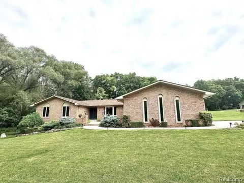 318 Ridgewood Rd, Rochester, MI 48306