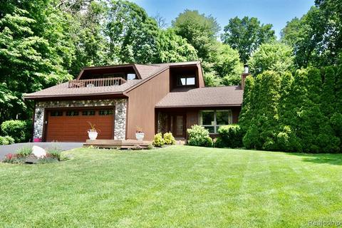 1611 Wildwood Ln, Saline, MI 48176