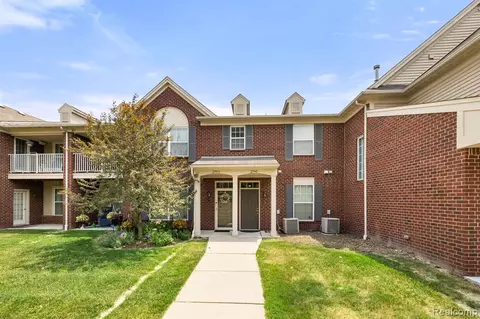 29941 Fox Run Cir, Warren, MI 48092